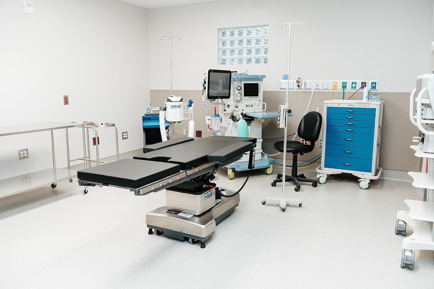 Modern surgical room with equipment and furnishings.